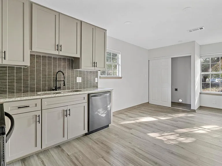 915 N Montgomery St — Photo 8