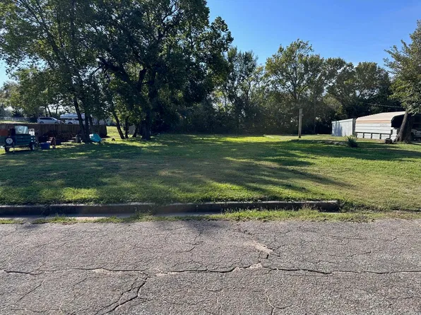 616 E 4th St, Wellington, KS 67152