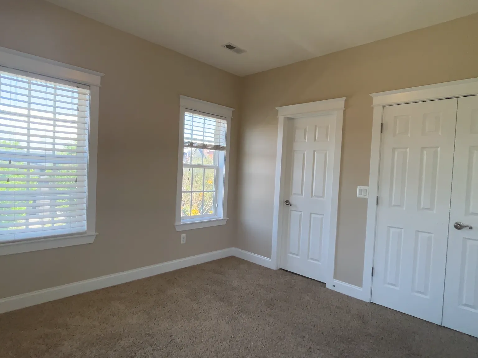 4 bed, 3647 sqft, $895 — Photo 4