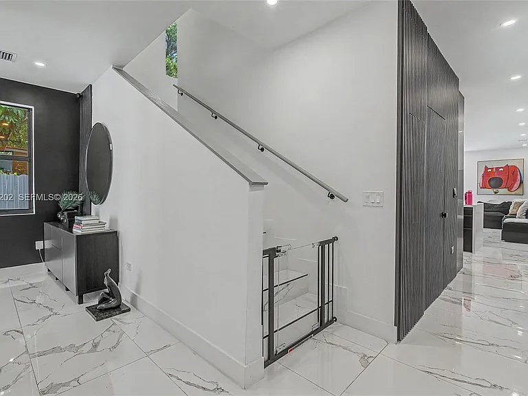 2320 SW 14th St — Photo 7