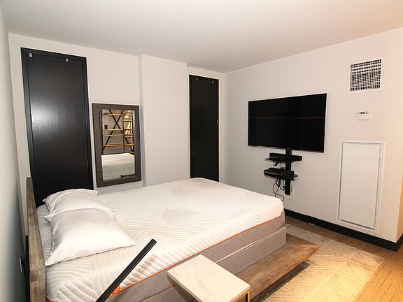 3rd image of 20 Pine St APT 1115