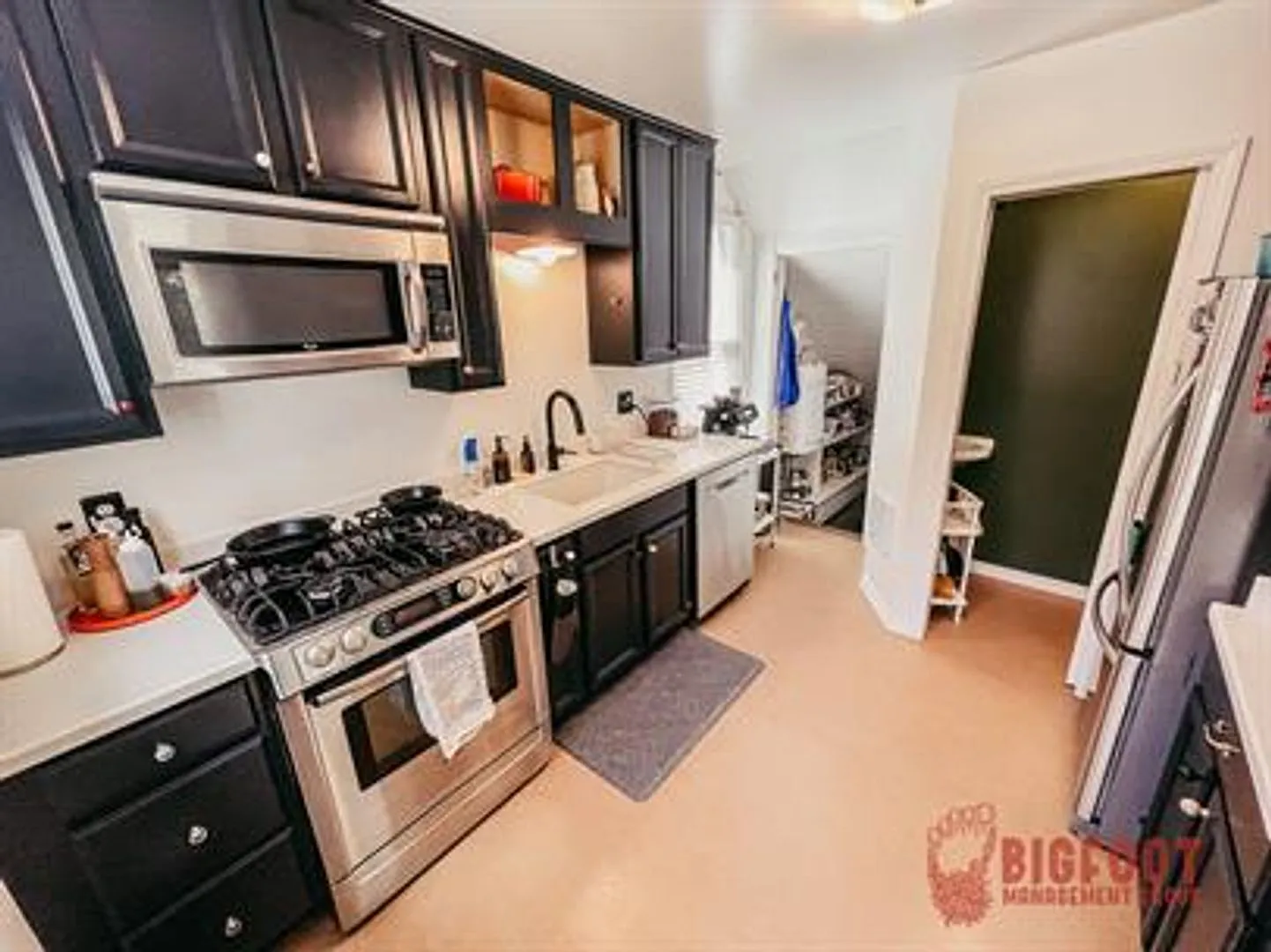 2 Bed 1 Bath Corner Lot House With Fenced Backyard — Photo 4