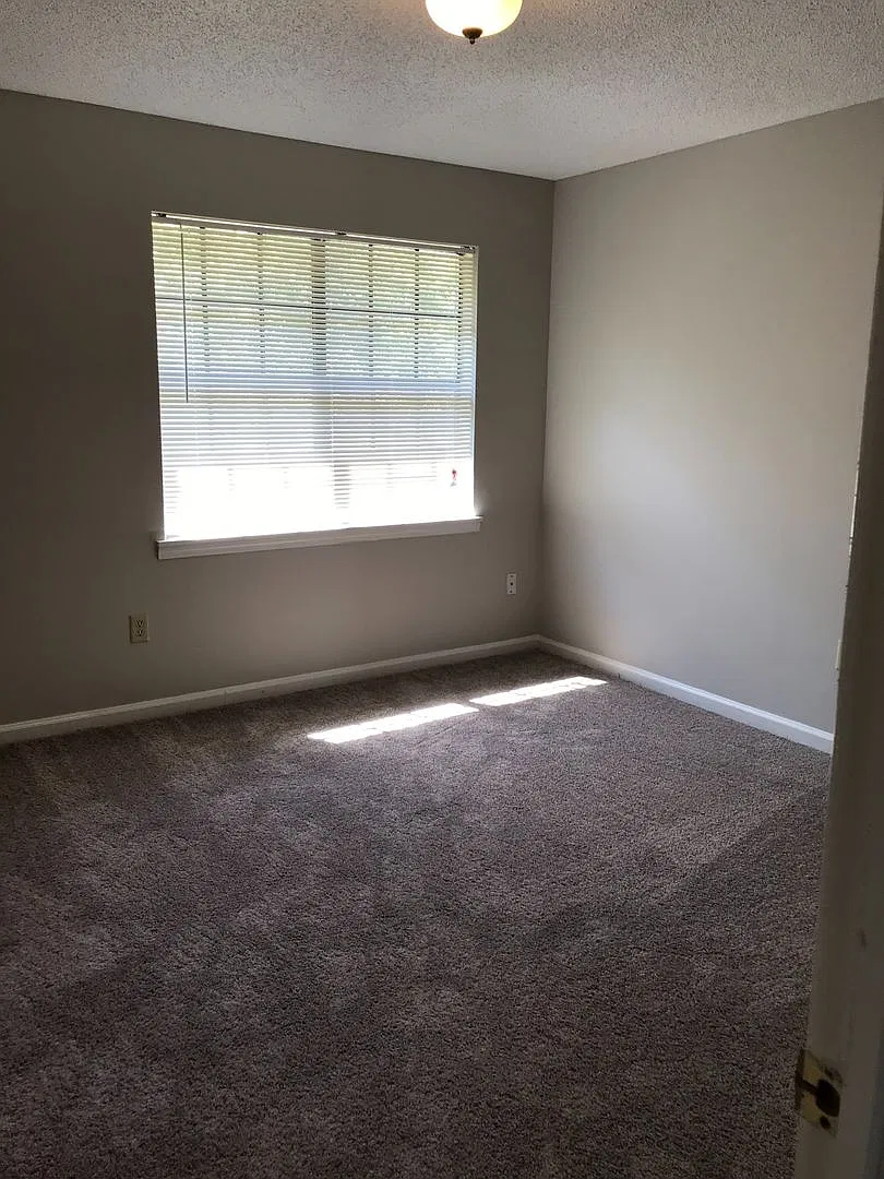 Colonial Square Apartments - Hueytown, AL — Photo 3
