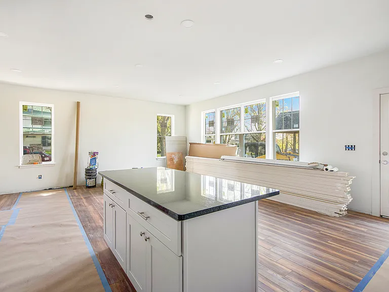 445 Hiscock St — Photo 8