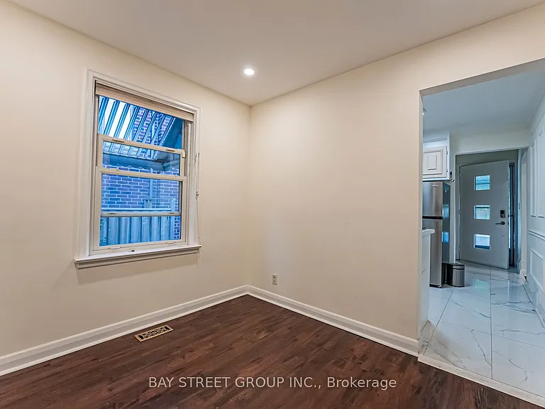 394 Centre St E #MAIN — Photo 9