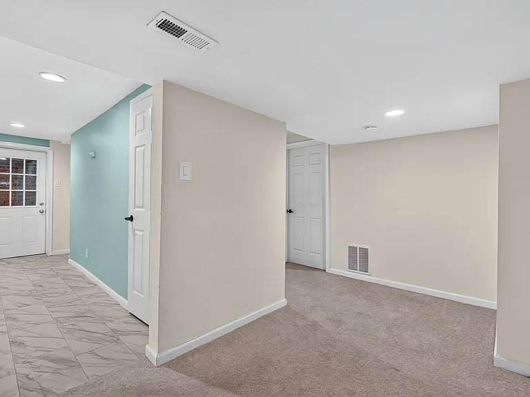 Lower level office/flex space