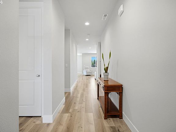 3rd image of 41470 Metolius Ave