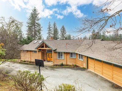 415 Mallory Heights Dr, Grants Pass, OR, 97526