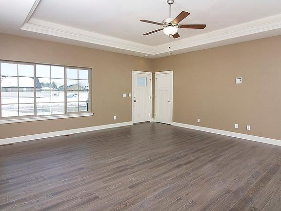 3rd image of 932 Bitterbrush St