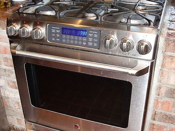 comercial stove w/warming drawer & convection oven