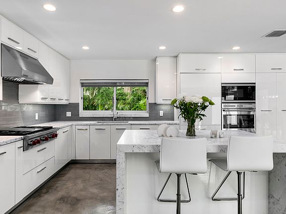 4th image of 1021 Lincoln Cir