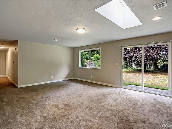 5th image of 3606 Surrey Dr NE