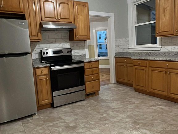 3rd image of 10 Lawton Ave Floor 1
