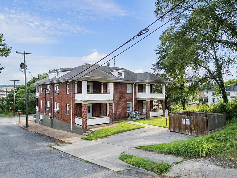Gilmer Apartments — Photo 28