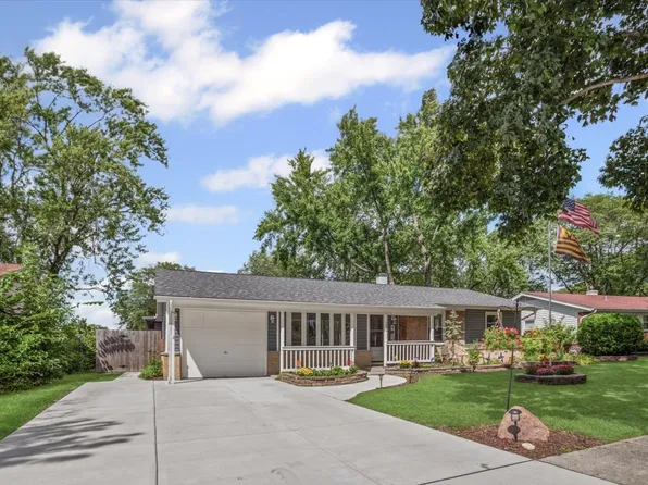230 Brookhaven Dr, Elk Grove Village, IL 60007