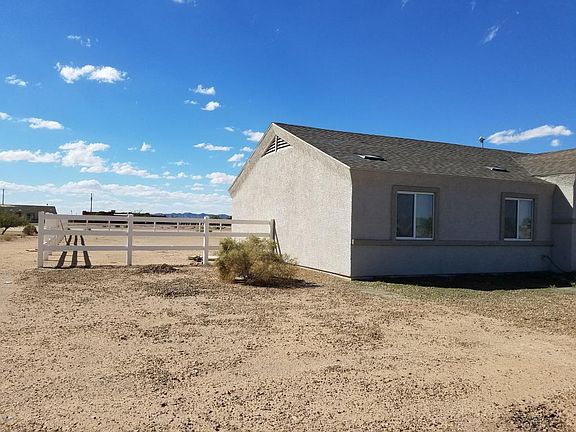 3rd image of 3710 N Mateo Dr