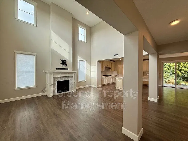 5 bed, 2.5 bath, 2903 sqft, $3,295 — Photo 3