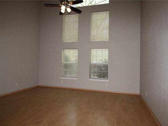 5th image of 696 Pryor Ct N