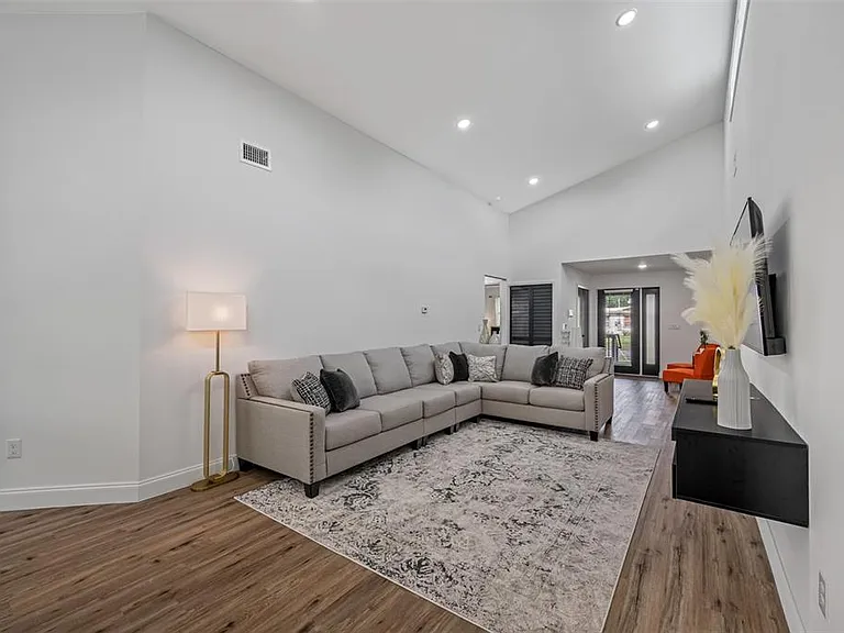 3717 E Clifton St — Photo 8
