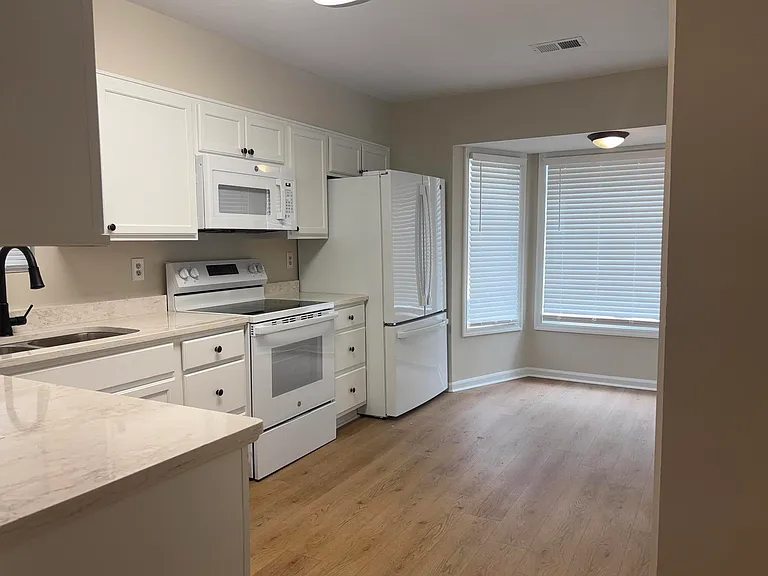 646 Center Court Dr — Photo 5