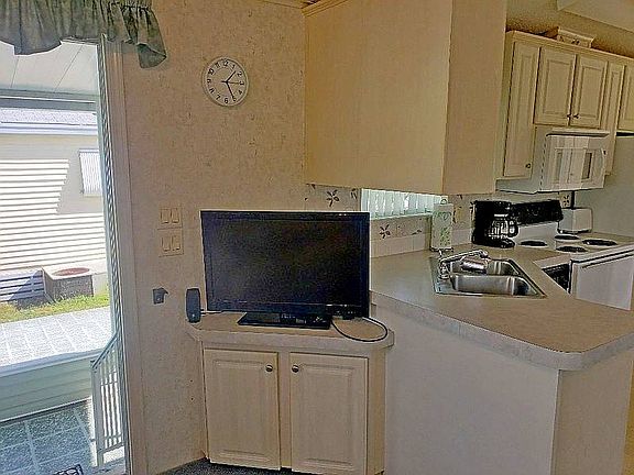 5th image of 834 Peacock Ln