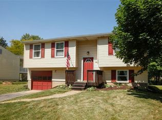 1537 Redfern Dr, Farmington, NY 14425