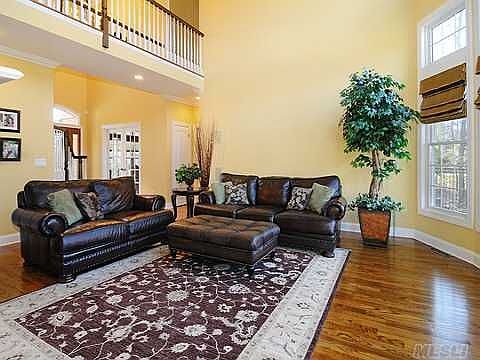 3rd image of 104 Hollins Ln