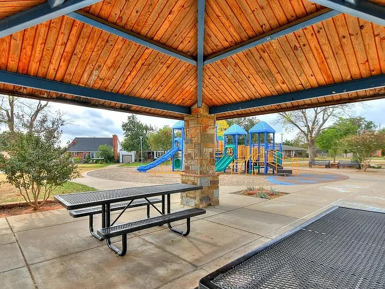 4618 N Harvey Pkwy — Photo 29