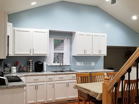 New kitchen w/custom cabinet