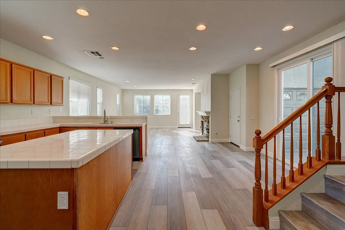 Building Photo - 1051 Village Ct