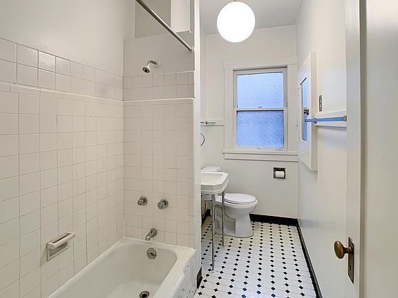 4th image of 2712 Derby St #10969790