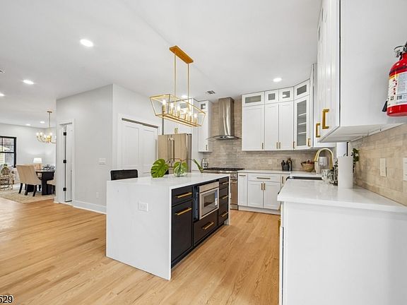 5th image of 111 N Summit Ave