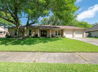 1307 Bayou Oak Dr, Friendswood, TX 77546