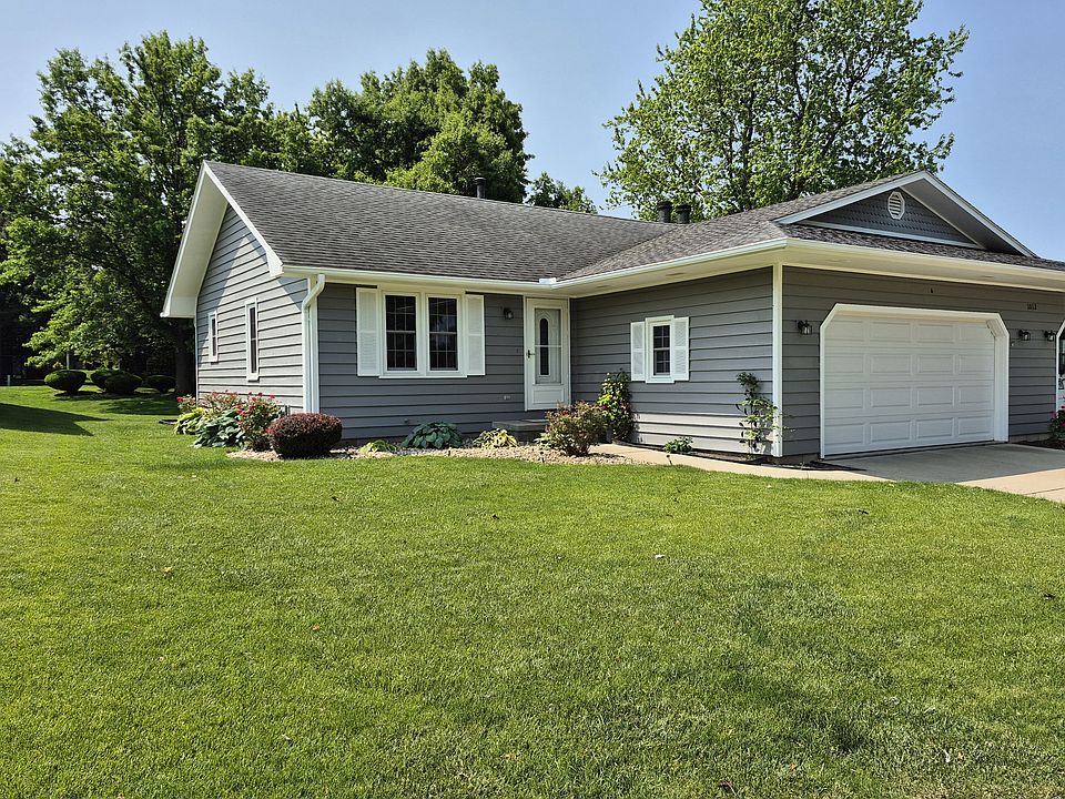 Front of home, has storm door and was just newly painted