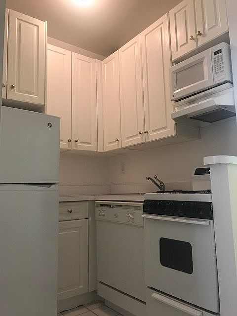 2nd image of 221 E 50th St APT 1C