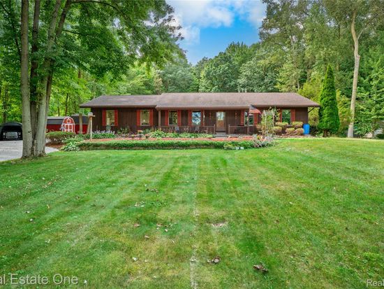 26500 Bell Rd, New Boston, MI 48164