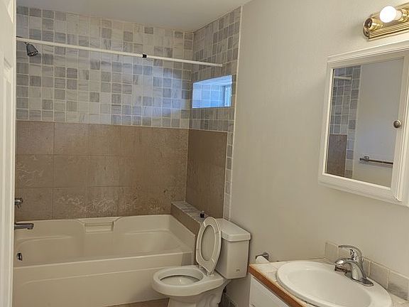 5th image of 327 SW Main Ct