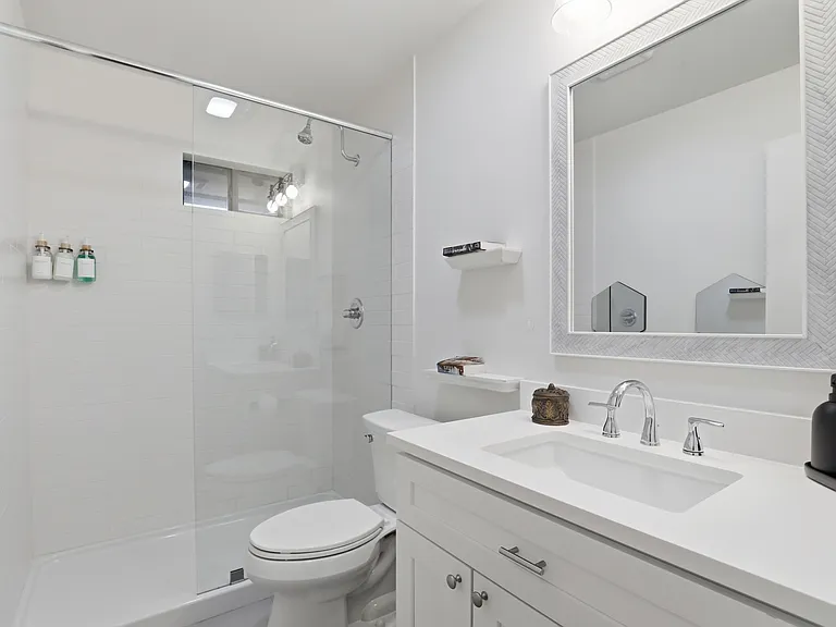 815 Annie St W — Photo 15
