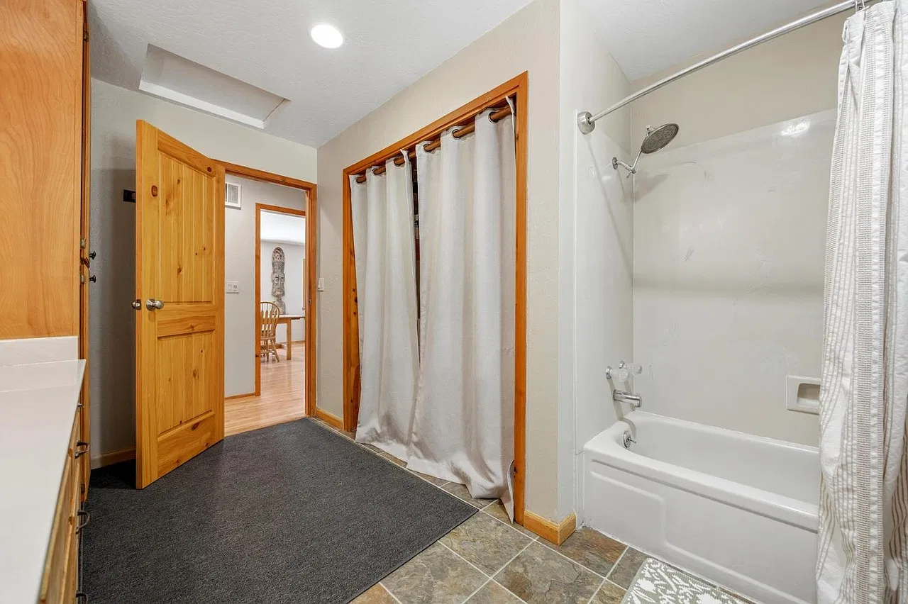 2 bed, 1232 sqft, $2,650 — Photo 4