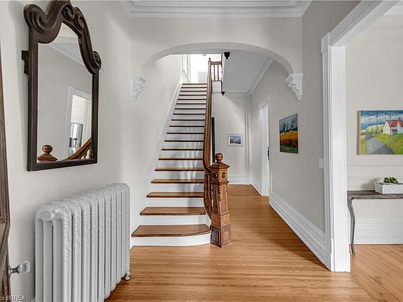 5th image of 18 Hawarden Ave