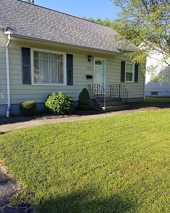 1st image of 1723 Beechwood St NE