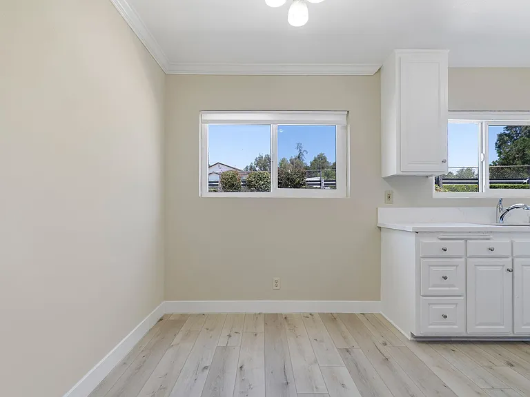 1690 E Hillcrest Dr — Photo 17