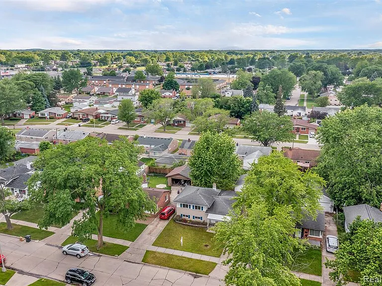 8211 Carrousel Blvd — Photo 31