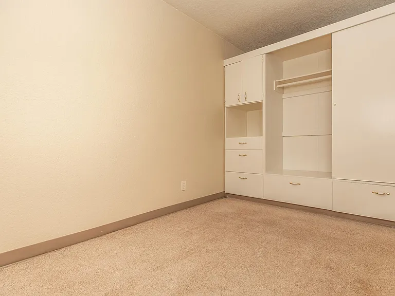Corinthian Apartments — Photo 37