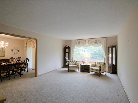 5th image of 817 W Country Ln