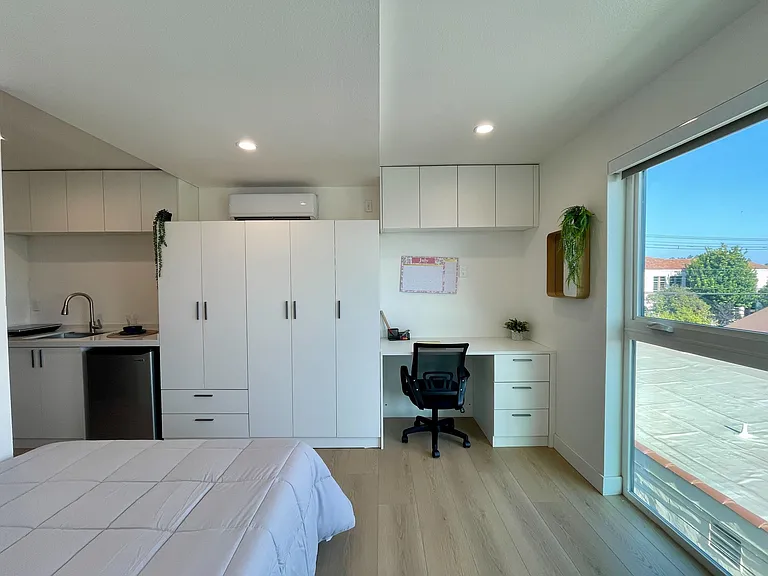 1929 N Commonwealth Ave #211 — Photo 7
