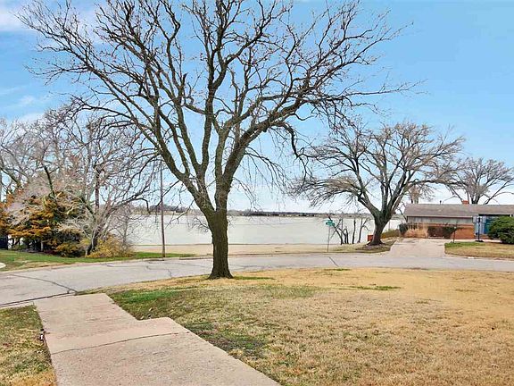 5th image of 1920 N Meadowlake Dr