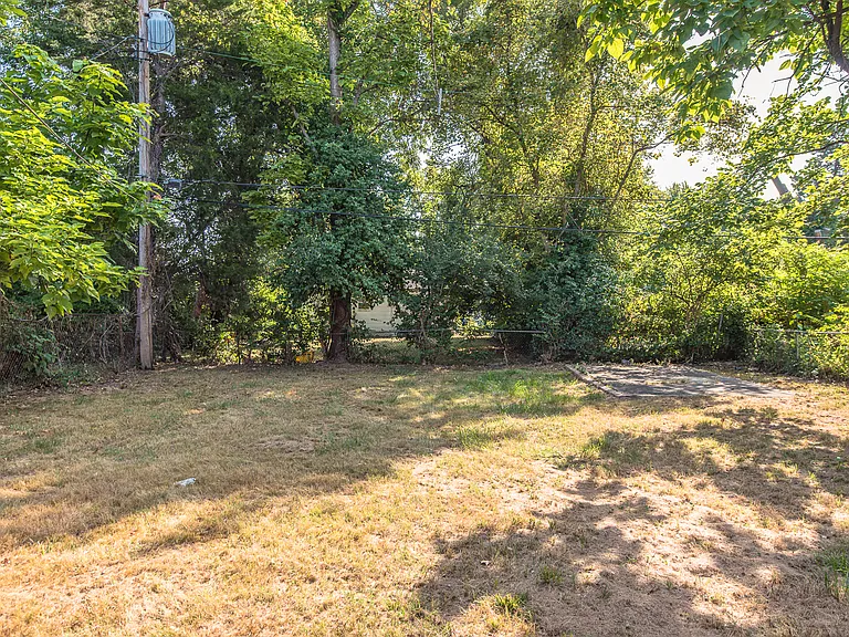 320 Henquin Dr — Photo 23