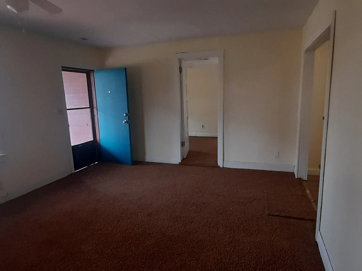 3 bed, 906 sqft, $1,100 — Photo 2