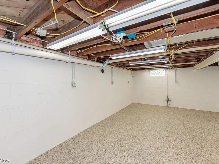 7381 Portage St — Photo 32